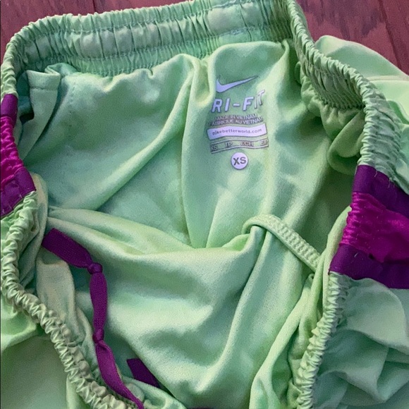 Like green Nike running shorts - Picture 2 of 2